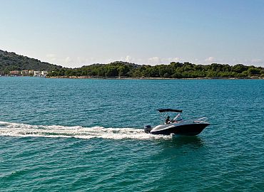 Dnevni najam plovila Murter Commander 555