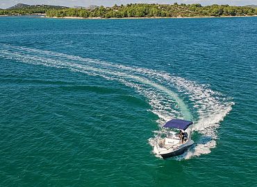 Najam motornih plovila na Murteru - Commander 555