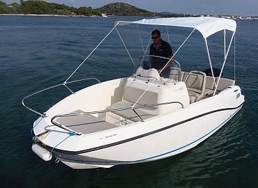 Uzivacija na moru gliser Commander 555 Murter